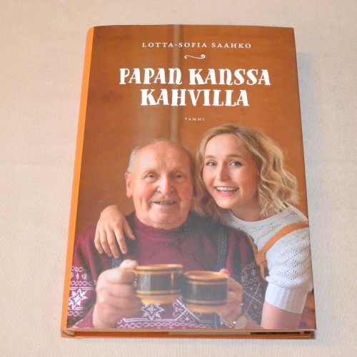 Lotta-Sofia Saahko Papan kanssa kahvilla